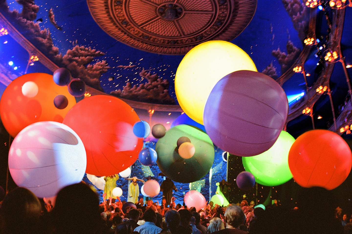 Slava Snowshow Colour ballons in the audience by Veronique Vial