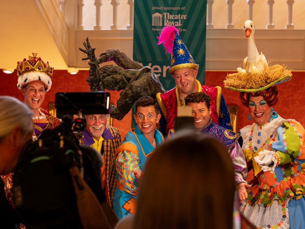 Aladin cast during press photographs