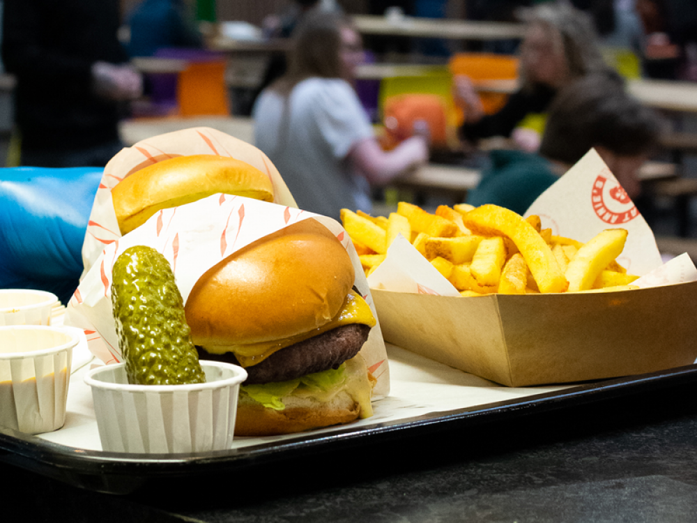 burger, chips and pickle