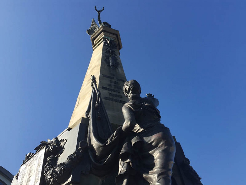 statue